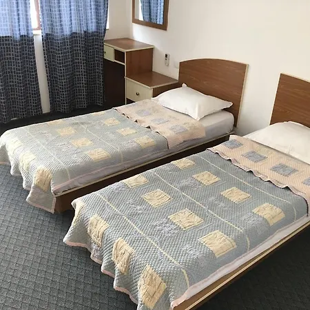 Hotel Corona فندق 3*