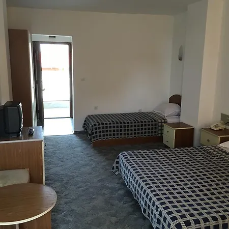 Hotel Corona فندق سفيتي فلاس