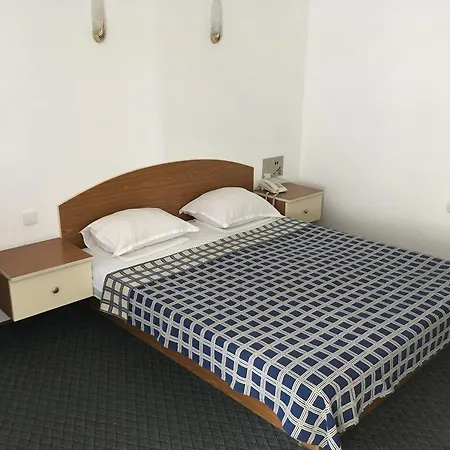 Hotel Corona فندق