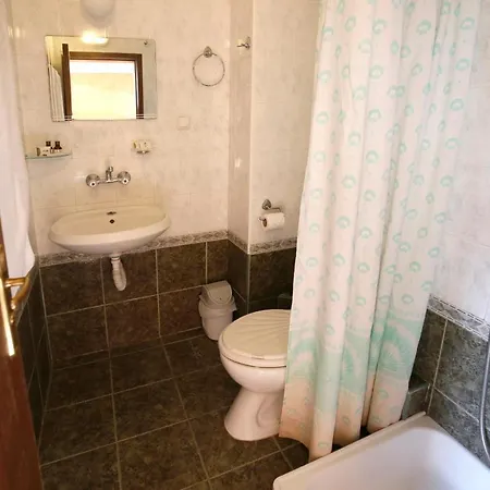 Hotel Corona فندق سفيتي فلاس